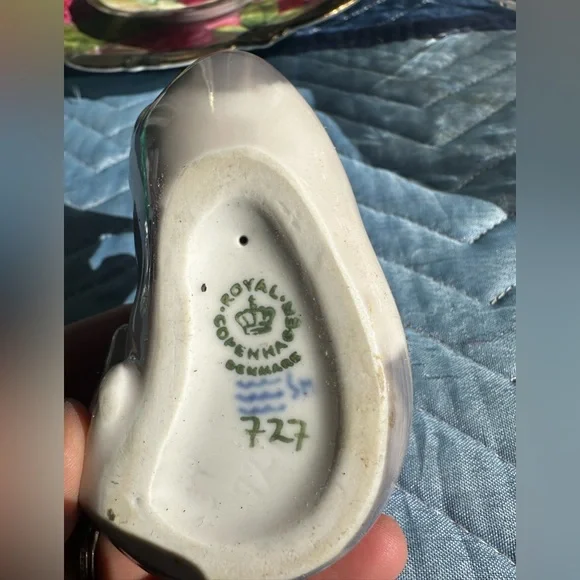 Royal Copenhagen Figurine No. 727 Playing Cat - Picture 2 of 4